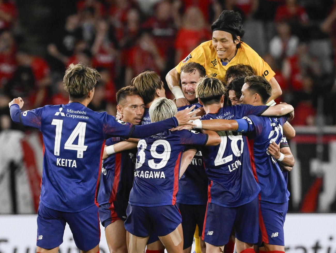 浦和に競り勝ち、喜ぶFC東京の選手たち（共同）