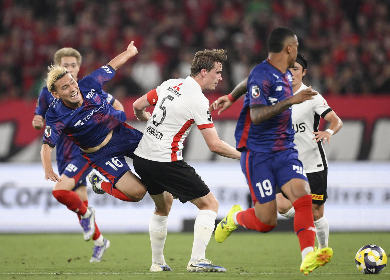 FC東京―浦和　後半、激しく競り合うFC東京・佐藤（左）と浦和・ホイブラーテン（5）ら(共同)