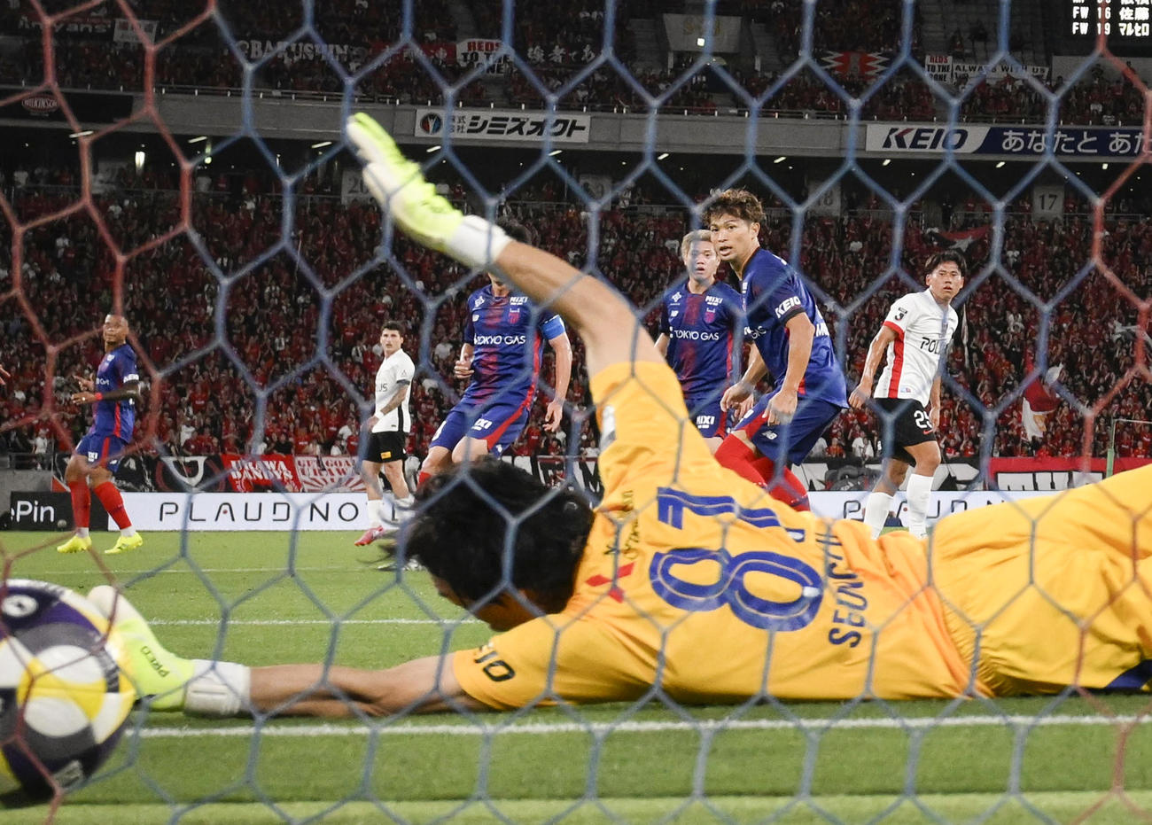 FC東京―浦和　前半、ゴールを決める浦和・安居（右端）。GK金承奎