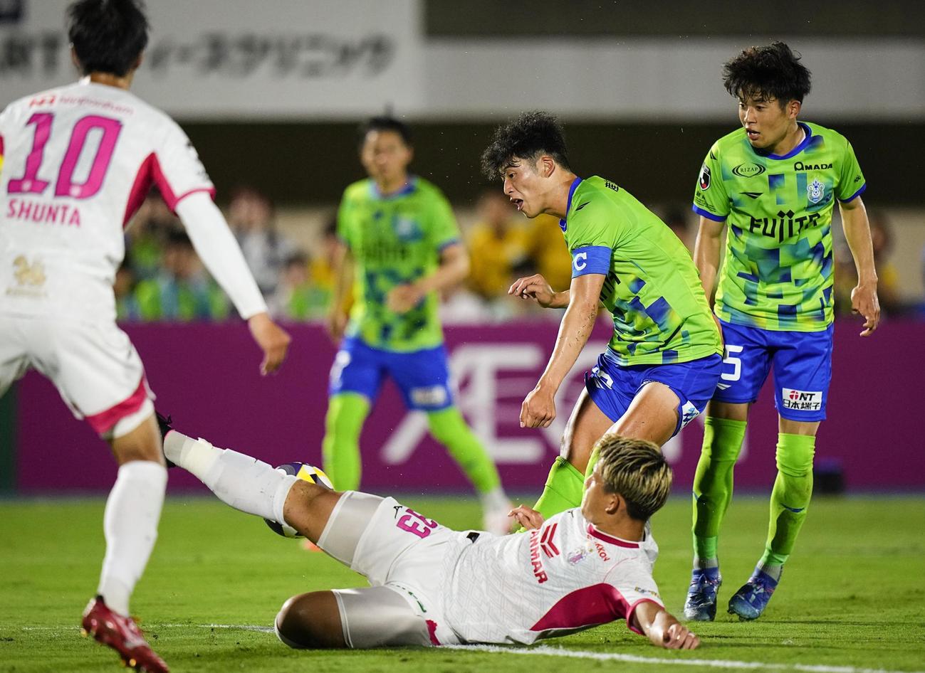 後半、ゴールを狙う湘南・鈴木章（右から2人目、共同）