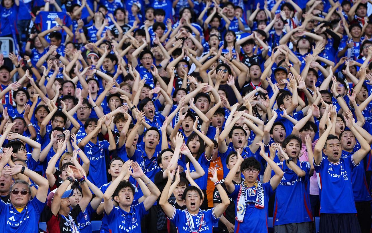 名古屋戦で盛り上がる横浜Mサポーター（共同）