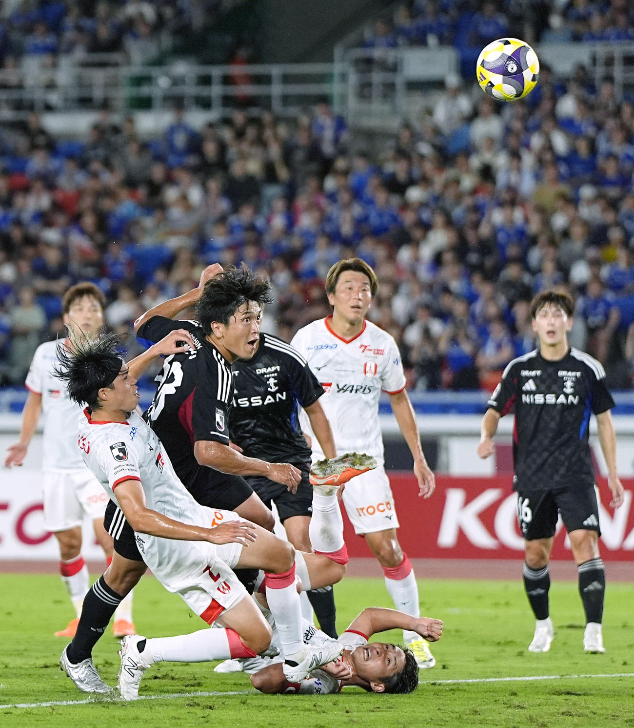 横浜対名古屋　前半、先制ゴールを決める横浜谷村（手前左から2人目）（共同）