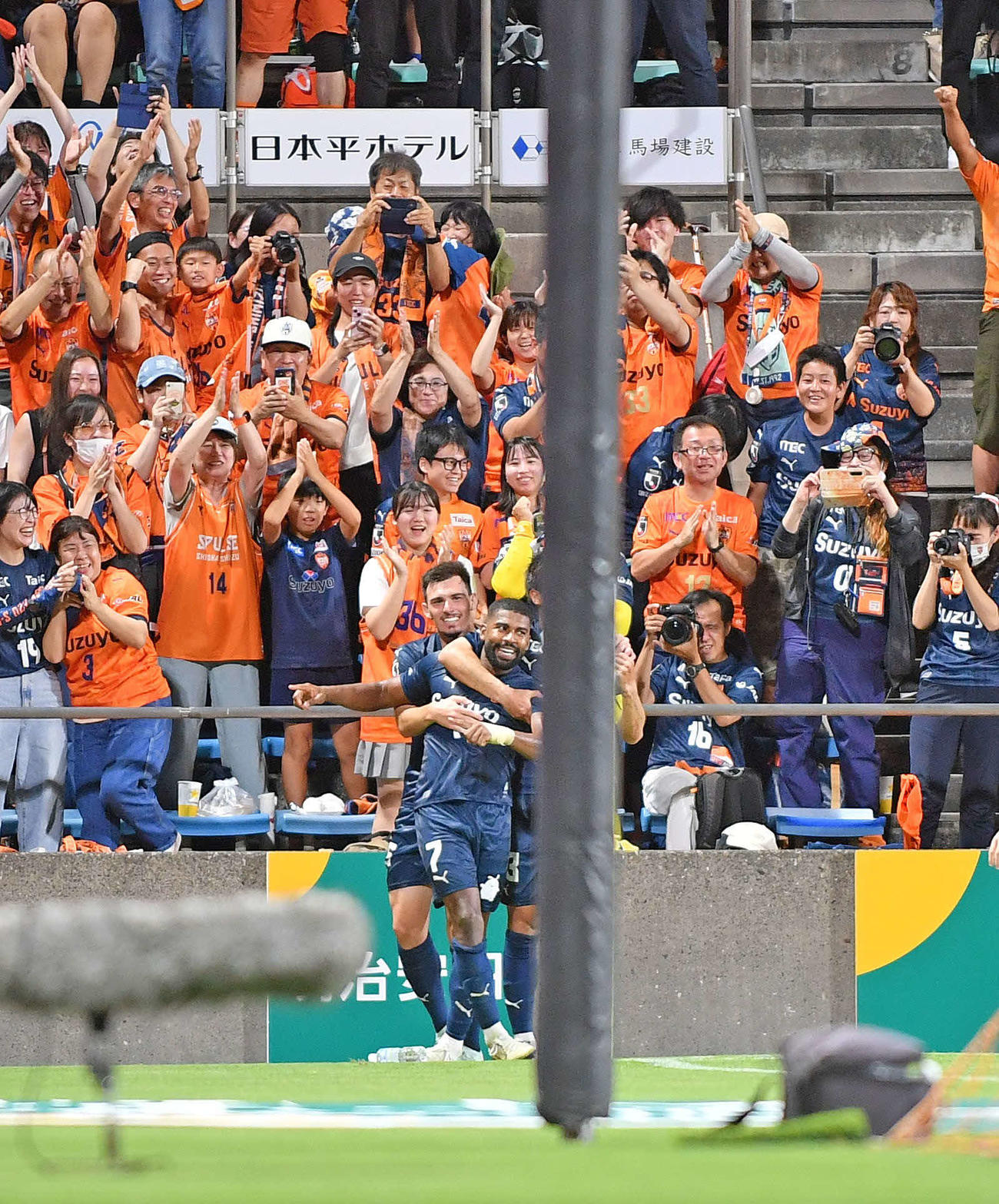 清水対横浜FC　後半、ゴールを決めて仲間と喜び合う清水カピシャーバ