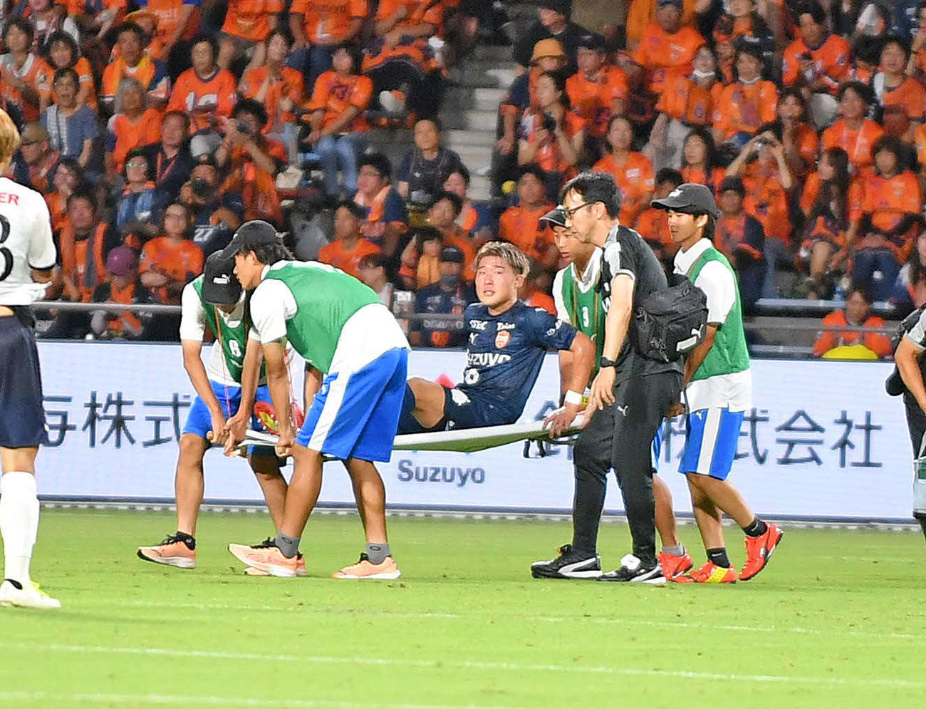 清水対横浜FC　前半、担架に運ばれてピッチを後にする清水宇野