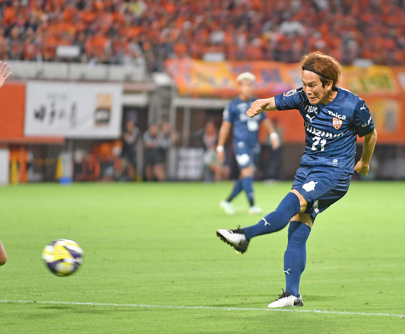 清水対横浜FC　前半、左足でシュートを狙う清水矢島