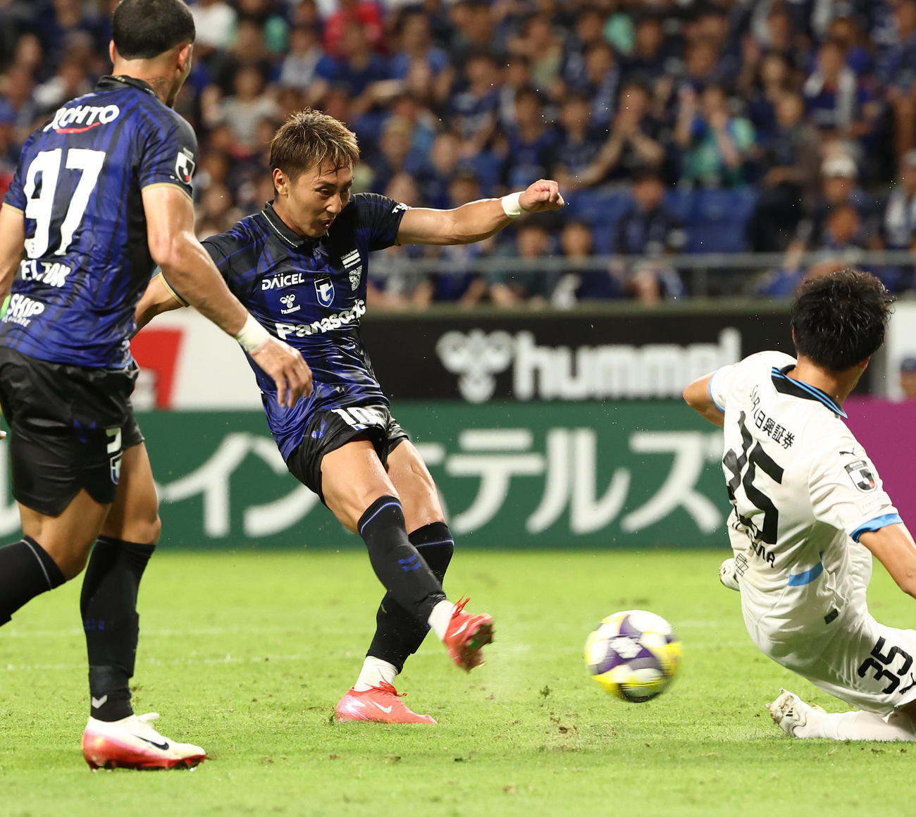 G大阪対川崎F　前半、同点ゴールを決めるG大阪倉田（撮影・上田博志）