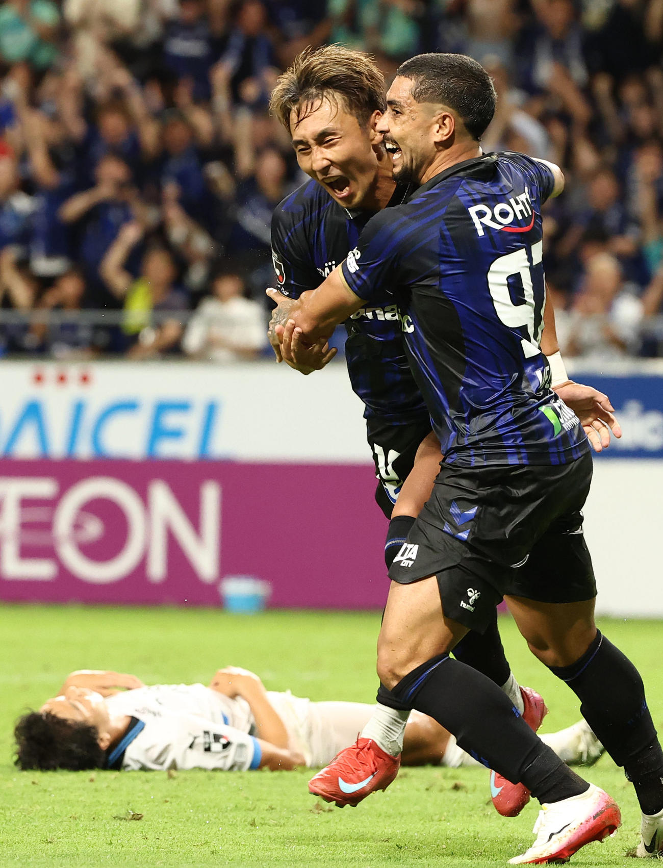 G大阪対川崎F　前半、同点ゴールを決めたG大阪倉田（左）は雄たけびをあげる（撮影・上田博志）
