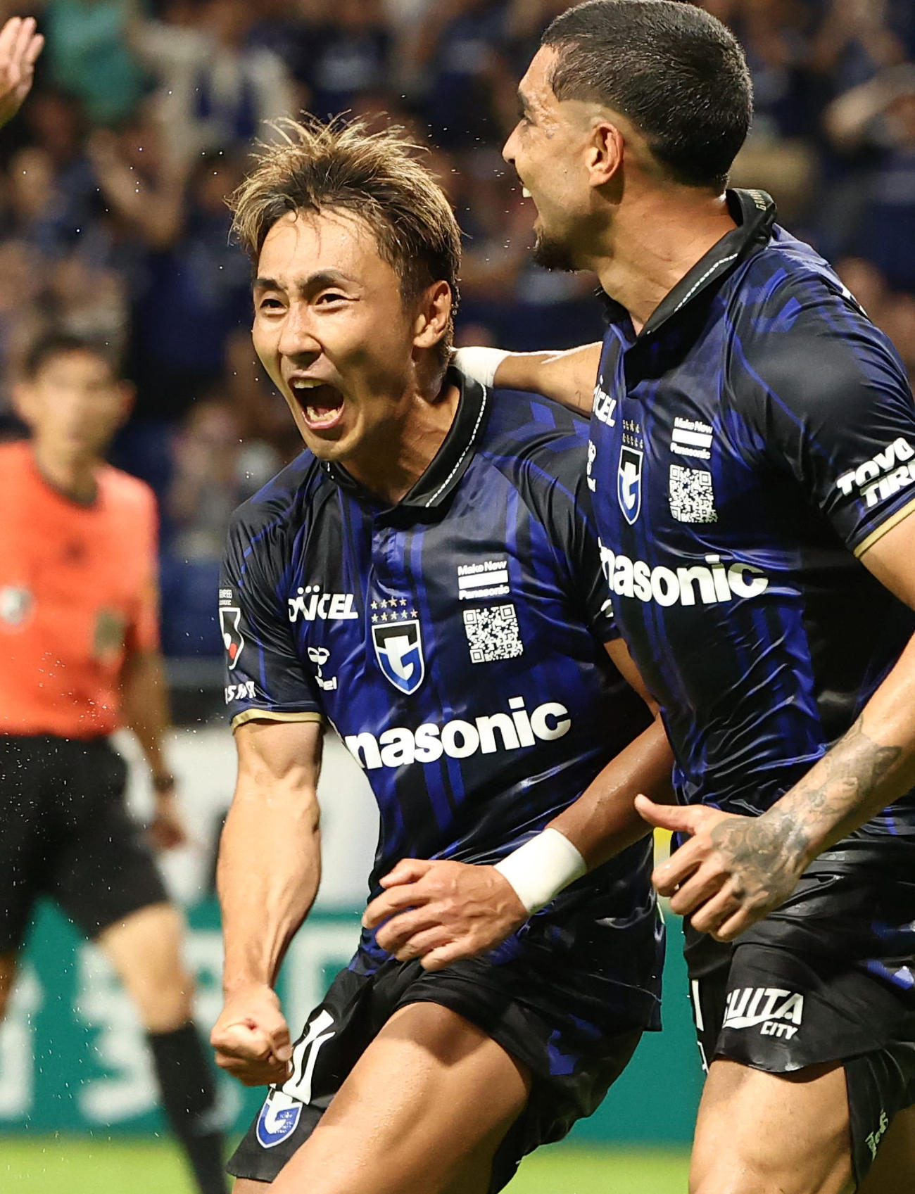 G大阪対川崎F　前半、同点ゴールを決めたG大阪倉田は雄たけびをあげる（撮影・上田博志）