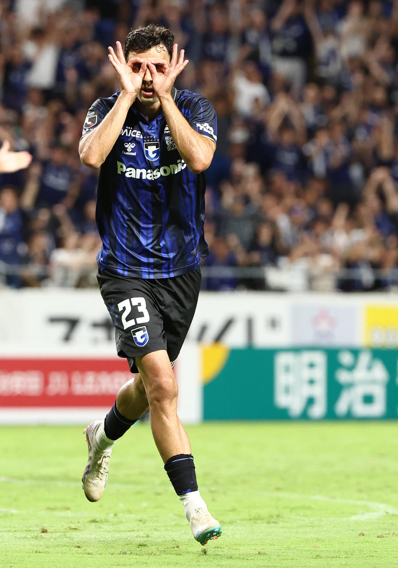 G大阪対川崎F　後半、勝ち越しゴールを決めたG大阪ヒュメットはポーズを決める（撮影・上田博志）