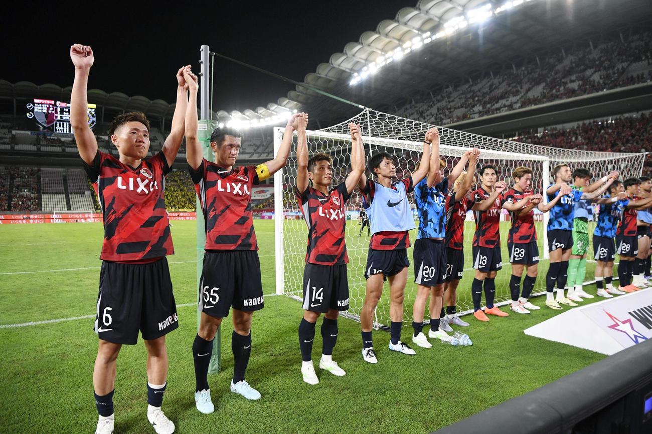 柏に競り勝ち、サポーターの声援に応える植田（左から2人目）ら鹿島の選手たち（共同）