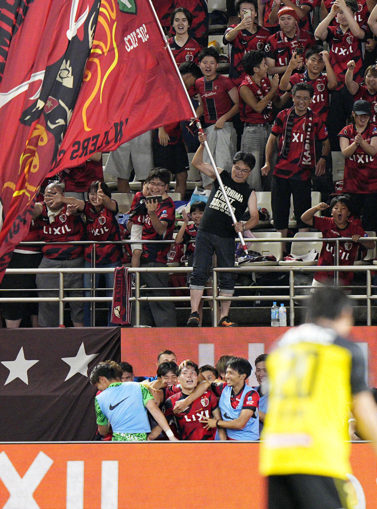 試合終了間際、決勝ゴールを決め祝福される鹿島・松村（下中央、共同）
