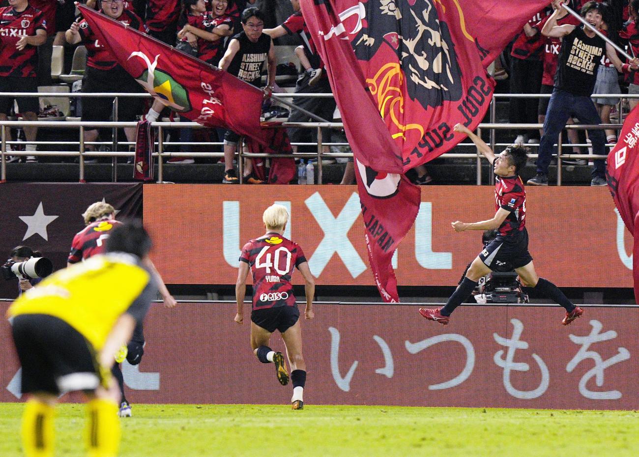 試合終了間際、決勝ゴールを決め、跳び上がって喜ぶ鹿島・松村（右、共同）