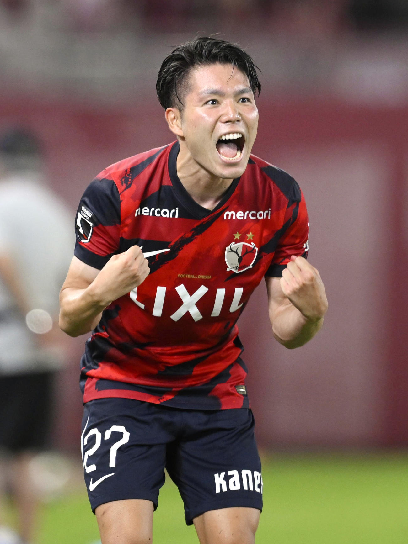 柏に競り勝ち、サポーターの声援に応える鹿島・松村（共同）