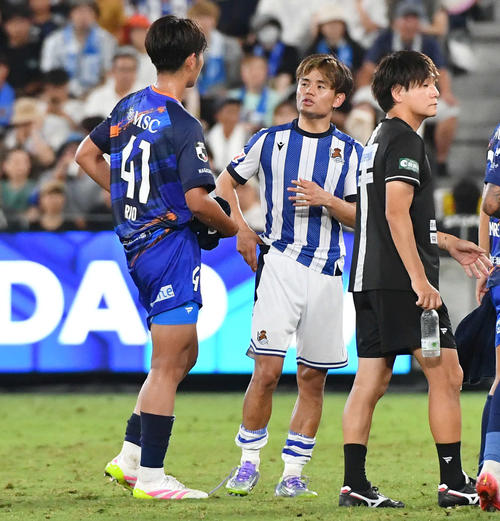 長崎対レアル・ソシエダード　試合後、長崎田所（左）と話すレアル・ソシエダード久保（撮影・岩下翔太）