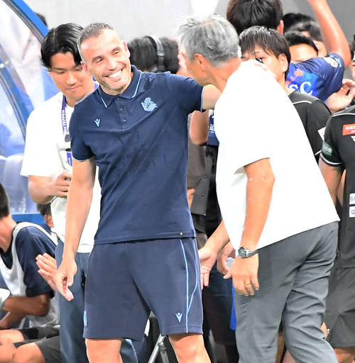長崎対レアル・ソシエダード　試合後、長崎高木監督（右）にあいさつするレアル・ソシエダードのフランシスコ監督（撮影・岩下翔太）