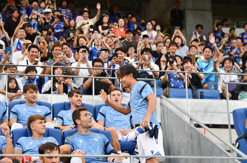 長崎対レアル・ソシエダード　試合前、ベンチ入りし観客の注目を集めるレアル・ソシエダード久保建英（中央）（撮影・岩下翔太）