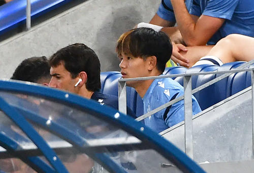 長崎対レアル・ソシエダード　前半、ベンチで試合を見つめるレアル・ソシエダード久保建英（撮影・岩下翔太）