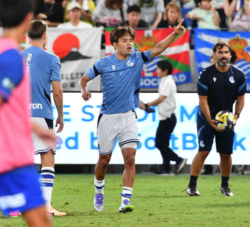 長崎対レアル・ソシエダード　ハーフタイム中に練習を行うレアル・ソシエダード久保建英（撮影・岩下翔太）