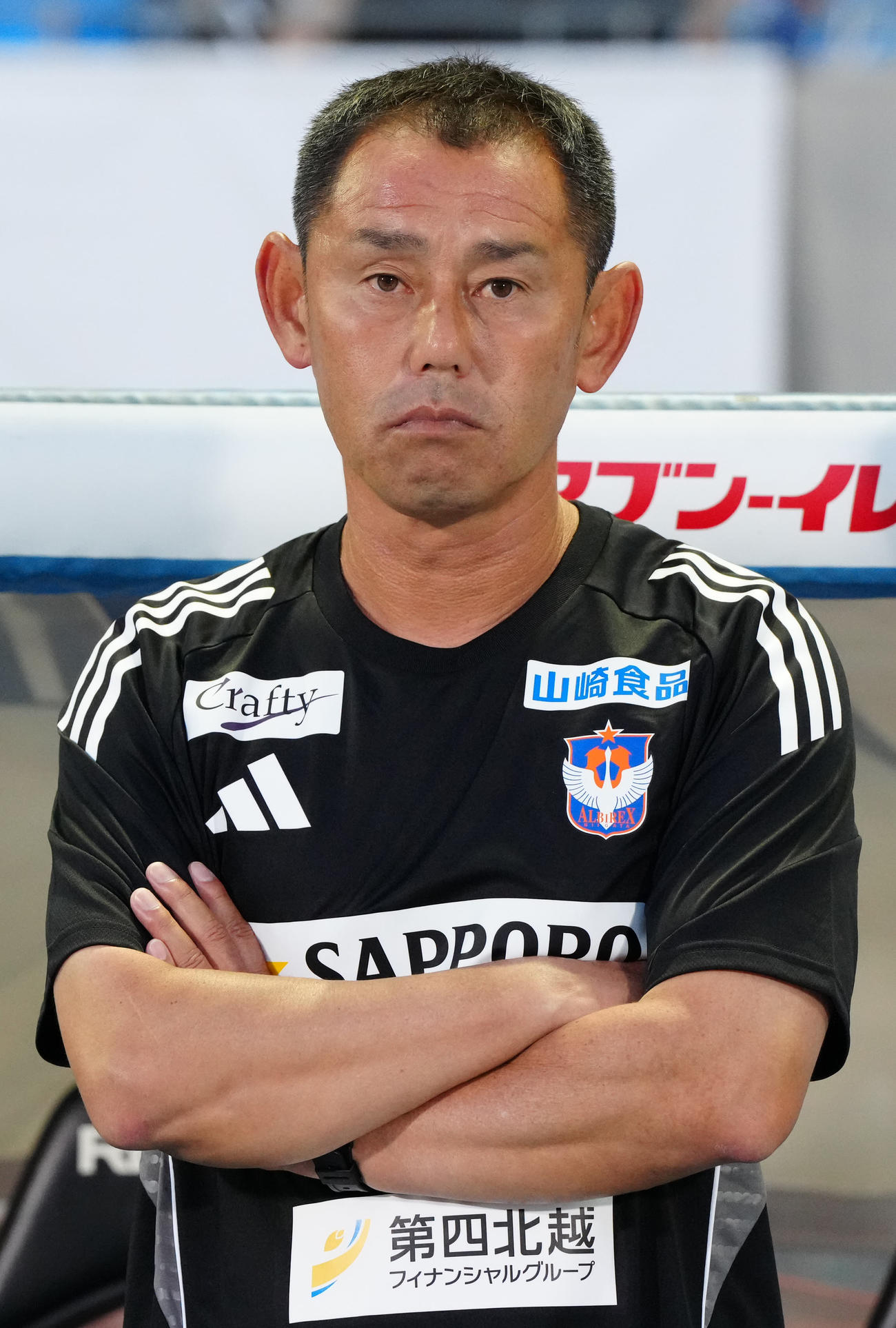 川崎F対新潟　試合前、ベンチ前に立つ新潟入江監督（撮影・江口和貴）