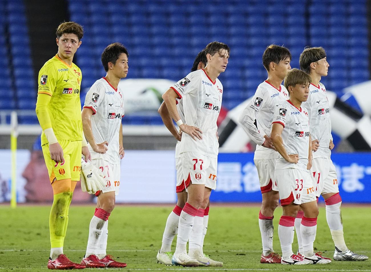 横浜Mに敗れ、肩を落とすGKピサノ（左端）ら名古屋イレブン（共同）