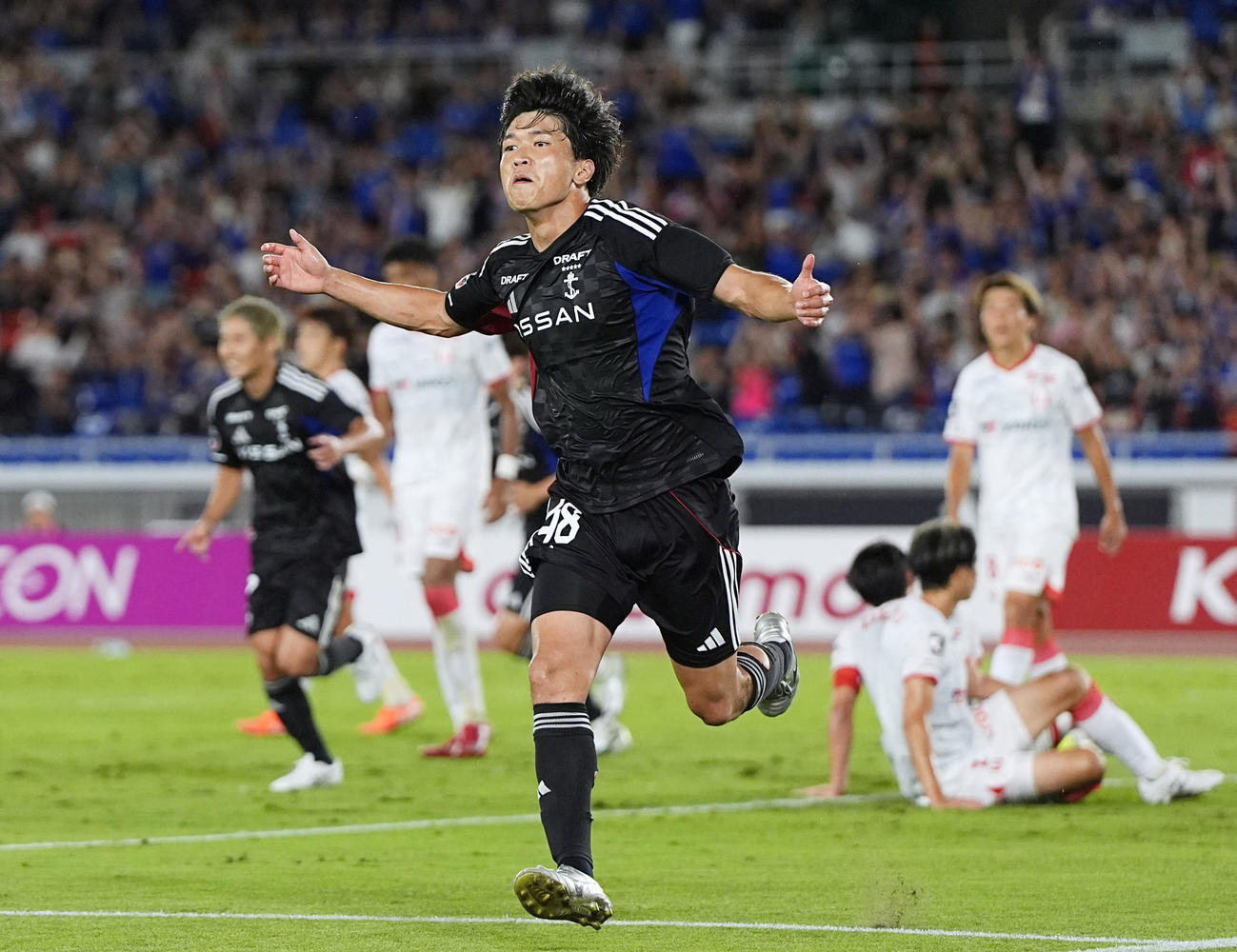 前半、先制ゴールを決め、駆け出す横浜M・谷村（共同）