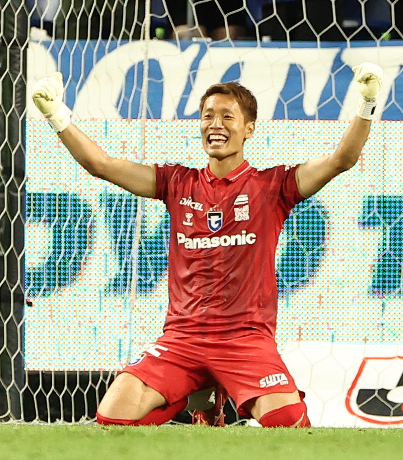G大阪対川崎F　ガッツポーズをして勝利を喜ぶG大阪GK一森（撮影・上田博志）