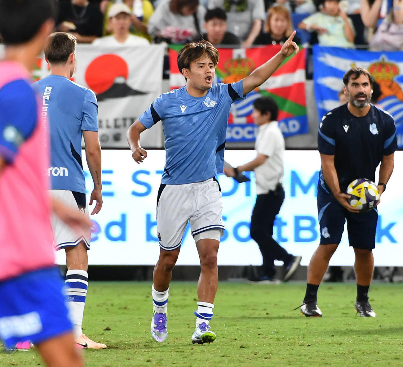 長崎対レアル・ソシエダード　ハーフタイム中に練習を行うレアル・ソシエダード久保建英（撮影・岩下翔太）