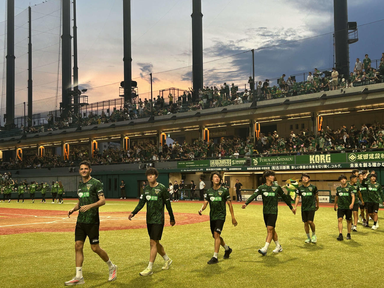 ジャイアンツタウンスタジアムで行われた東京V・日テレ東京Vベレーザ合同のファン感謝祭2025