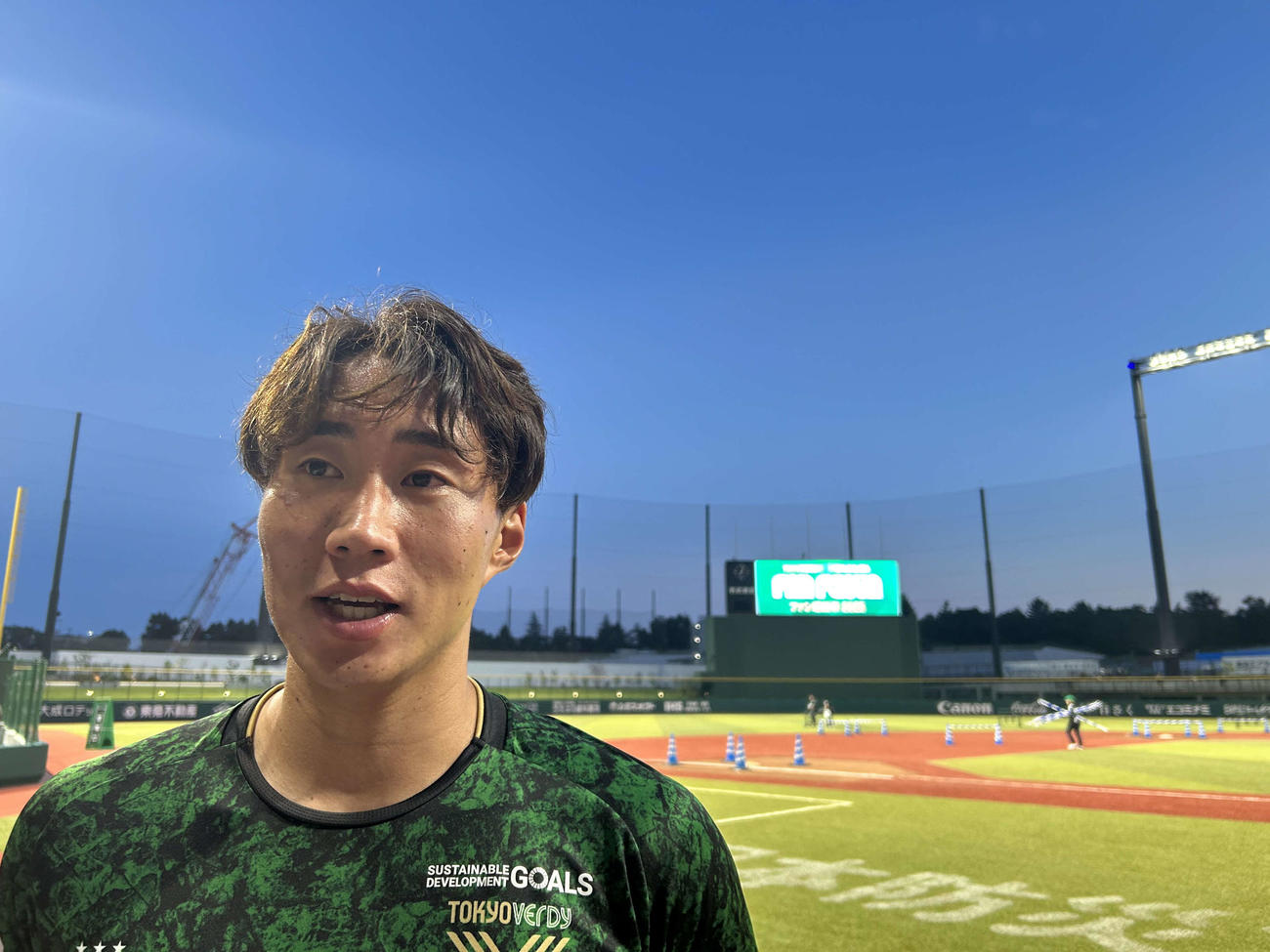 バックスクリーンを背にインタビューに応じた東京V綱島悠斗