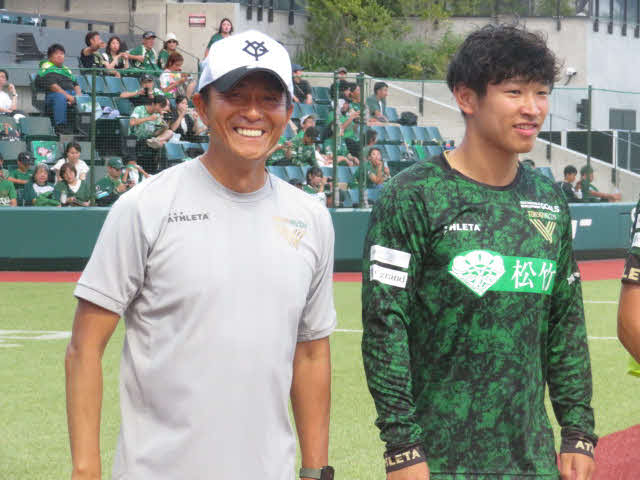 巨人の帽子を被り笑顔を見せる東京V城福浩監督