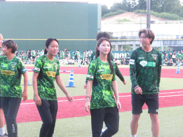 三菱重工浦和レッズレディースから移籍した日本代表MF塩越柚歩（右から2人目）も笑顔