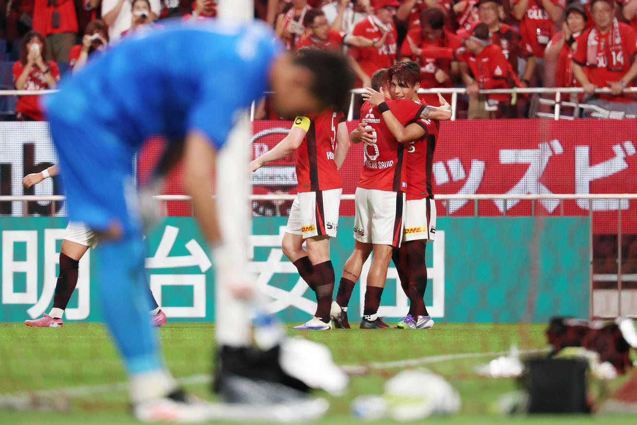 浦和対湘南　前半、ゴールを決めチームメートと喜ぶ浦和小森（右）（撮影・宮地輝）