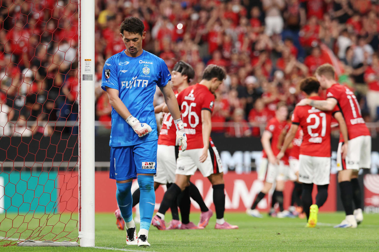 浦和対湘南　後半、浦和関根にゴールを決められた湘南GKポープ（撮影・宮地輝）