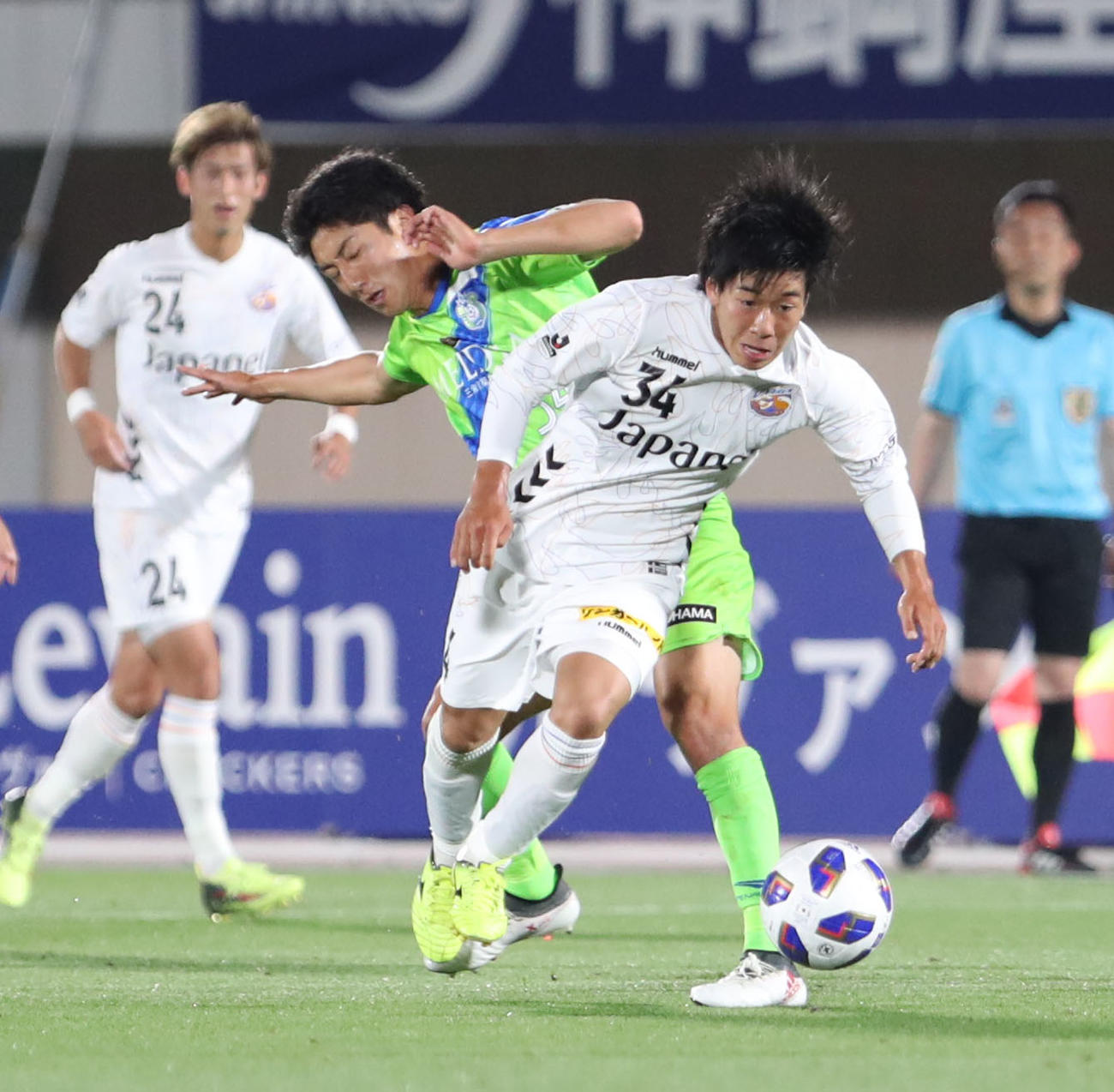 2018年5月、競り合う長崎MF名倉巧