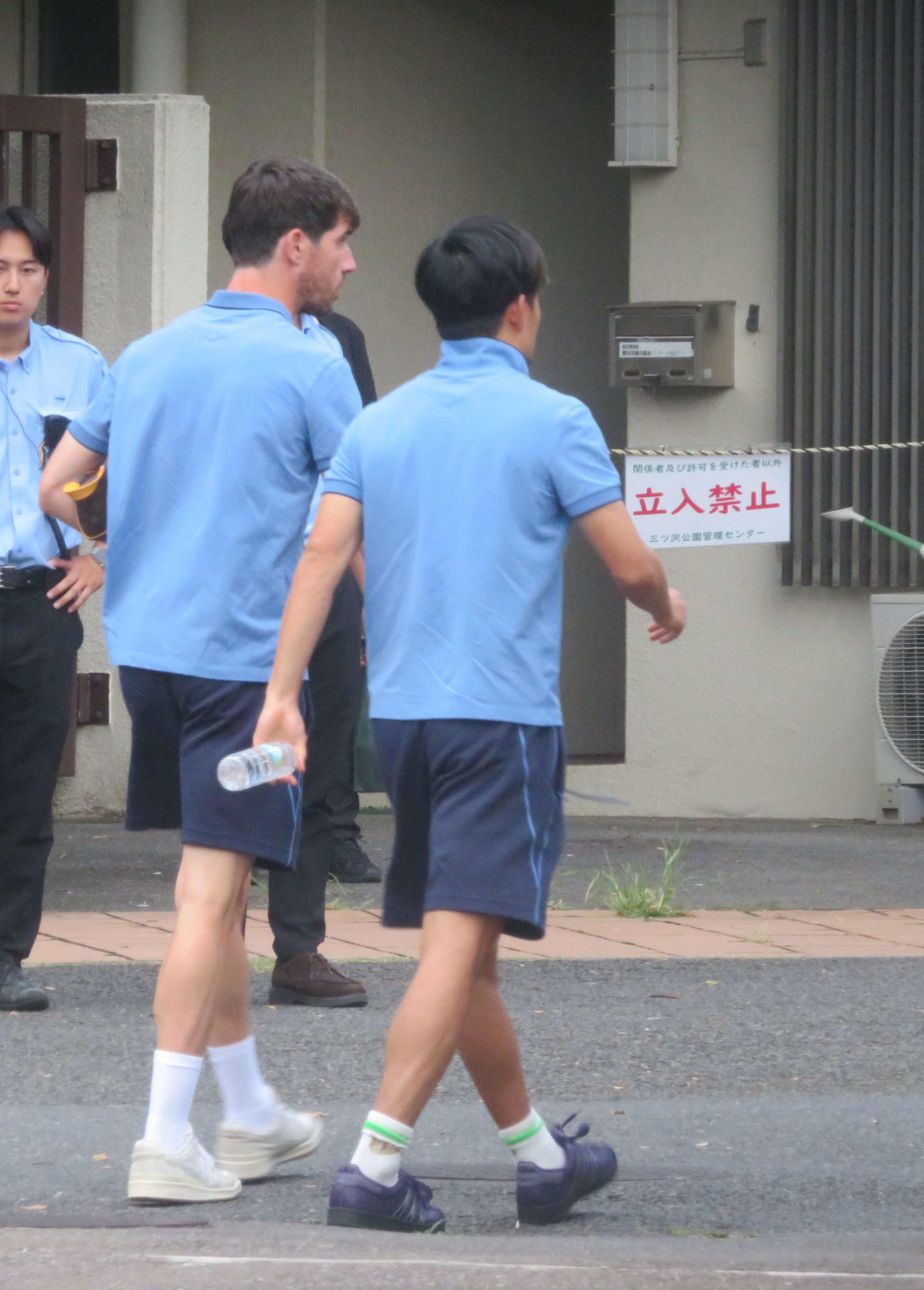 ジャパンツアー第2戦横浜FC戦に向けて調整するために到着したRソシエダード久保建英（右）（撮影・佐藤成）
