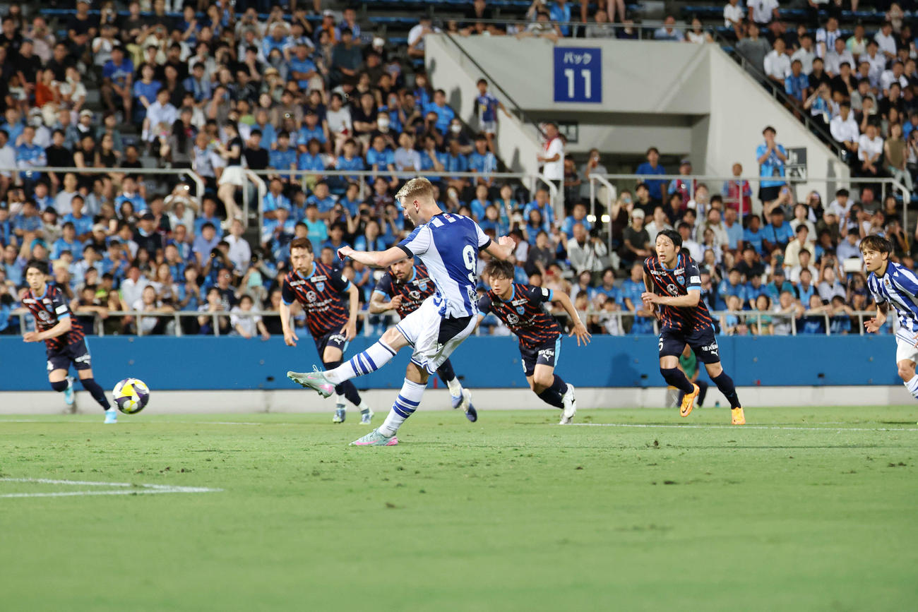 Rソシエダード対横浜FC　前半、PKを決めるRソシエダードのオスカルソン（撮影・宮地輝）