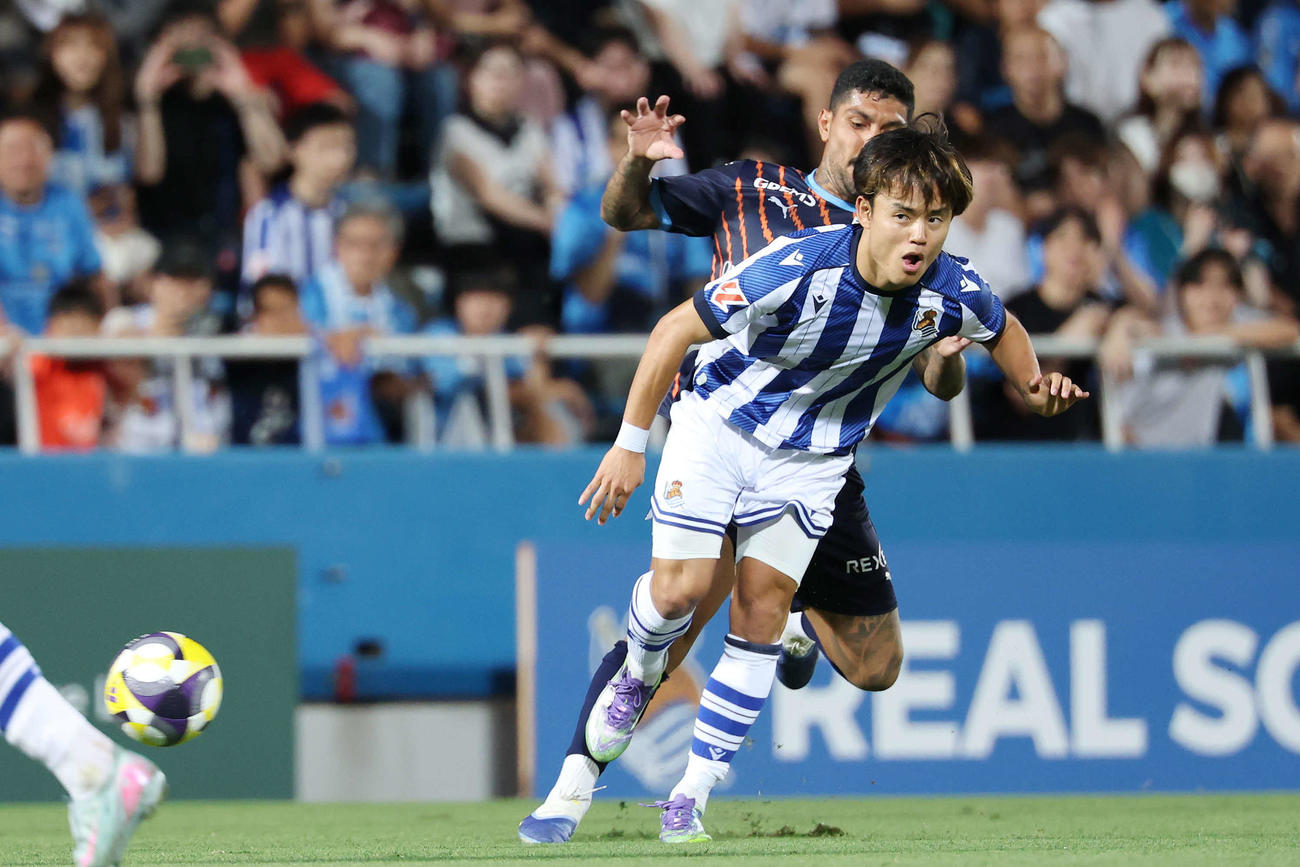 Rソシエダード対横浜FC　前半、パスを出すRソシエダード久保（撮影・宮地輝）