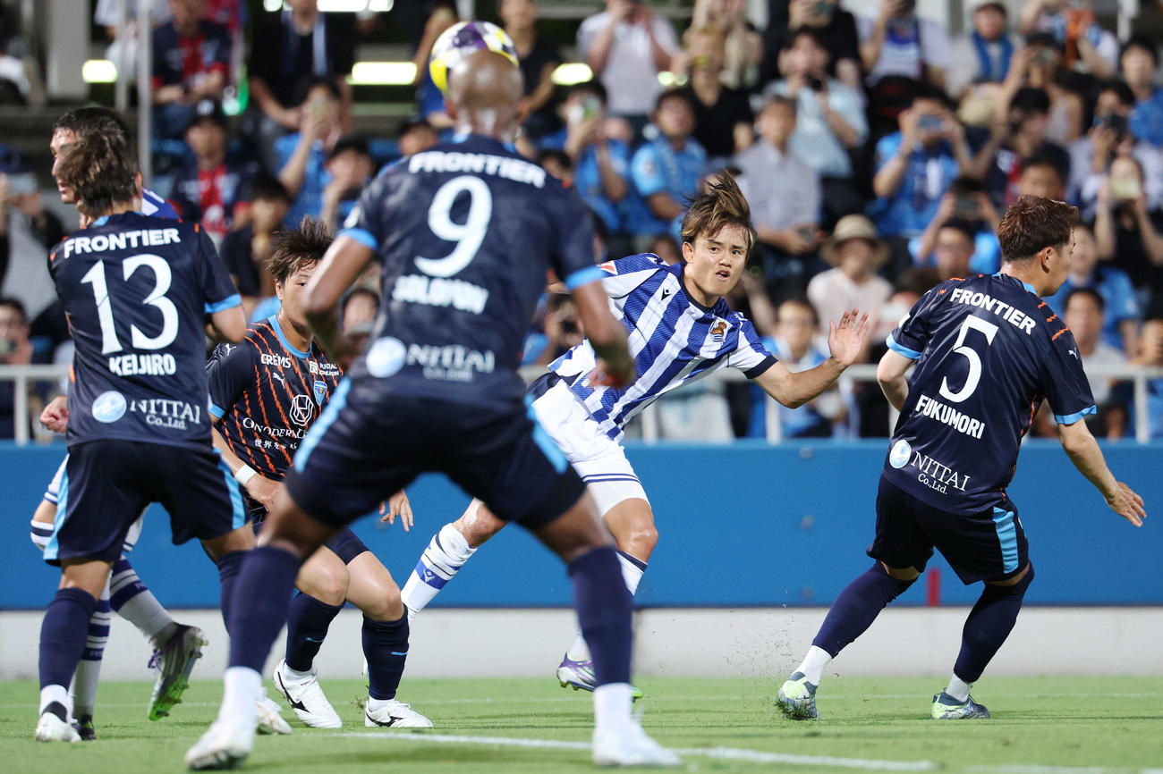 Rソシエダード対横浜FC　前半、シュートを放つRソシエダード久保（撮影・宮地輝）