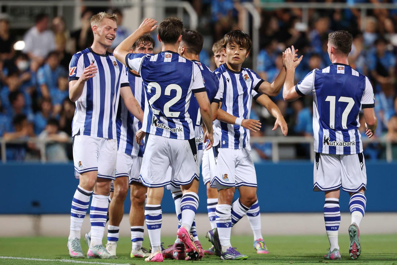 Rソシエダード対横浜FC　前半、Rソシエダードのオスカルソン（左）がゴールを決め喜ぶ久保（右から2人目）ら（撮影・宮地輝）