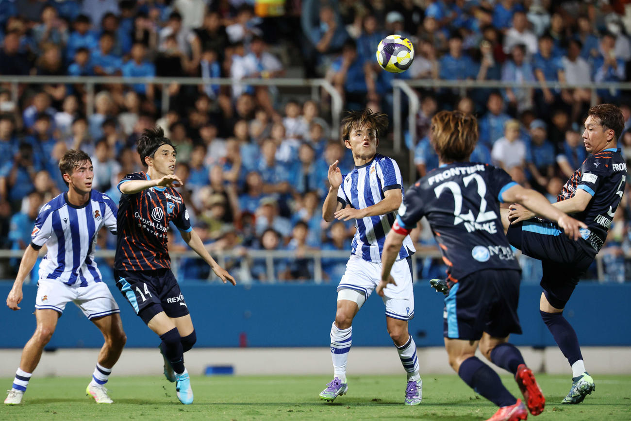 Rソシエダード対横浜FC　前半、ボールをコントロールするRソシエダード久保（中央）（撮影・宮地輝）