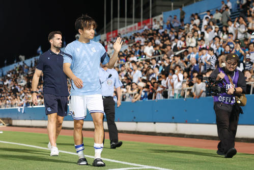 Rソシエダード対横浜FC　試合後、ファンに手を振るRソシエダード久保（撮影・宮地輝）