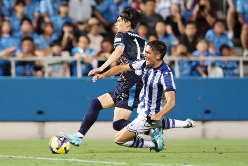 Rソシエダード対横浜FC　前半、PKを獲得するRソシエダードのゴロチャテギ（撮影・宮地輝）