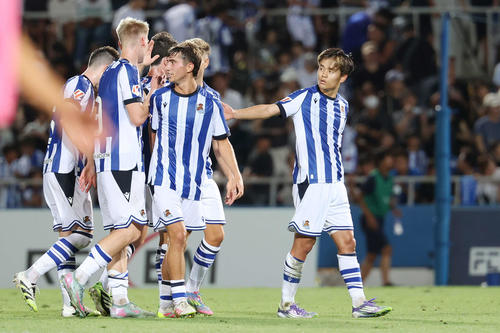Rソシエダード対横浜FC　前半を終え引き揚げるRソシエダード久保（右）ら（撮影・宮地輝）