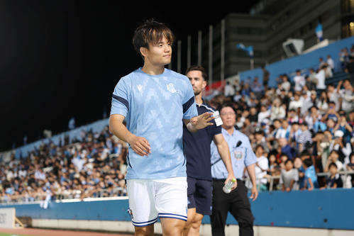 Rソシエダード対横浜FC　試合後、ファンに手を振るRソシエダード久保（撮影・宮地輝）