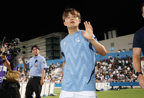Rソシエダード対横浜FC　試合後、ファンに手を振るRソシエダード久保（撮影・宮地輝）