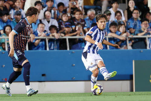 Rソシエダード対横浜FC　前半、パスを出すRソシエダード久保（撮影・宮地輝）