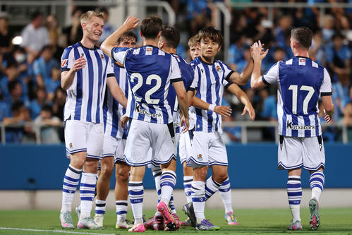 Rソシエダード対横浜FC　前半、Rソシエダードのオスカルソン（左）がゴールを決め喜ぶ久保（右から2人目）ら（撮影・宮地輝）