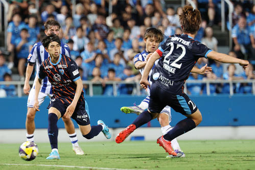 Rソシエダード対横浜FC　前半、シュートを放つRソシエダード久保（撮影・宮地輝）