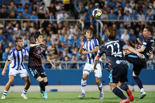 Rソシエダード対横浜FC　前半、ボールをコントロールするRソシエダード久保（中央）（撮影・宮地輝）