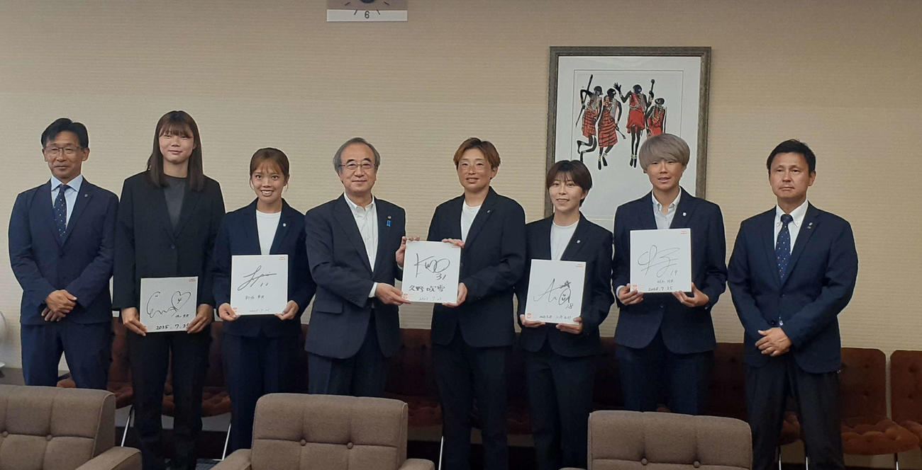 花角知事（左から4人目）に必勝を誓う新潟Lのメンバー。左から橋川監督、横山、新堀、1人置いて久野、江﨑、城和、山本社長　（アルビレックス新潟レディース提供）